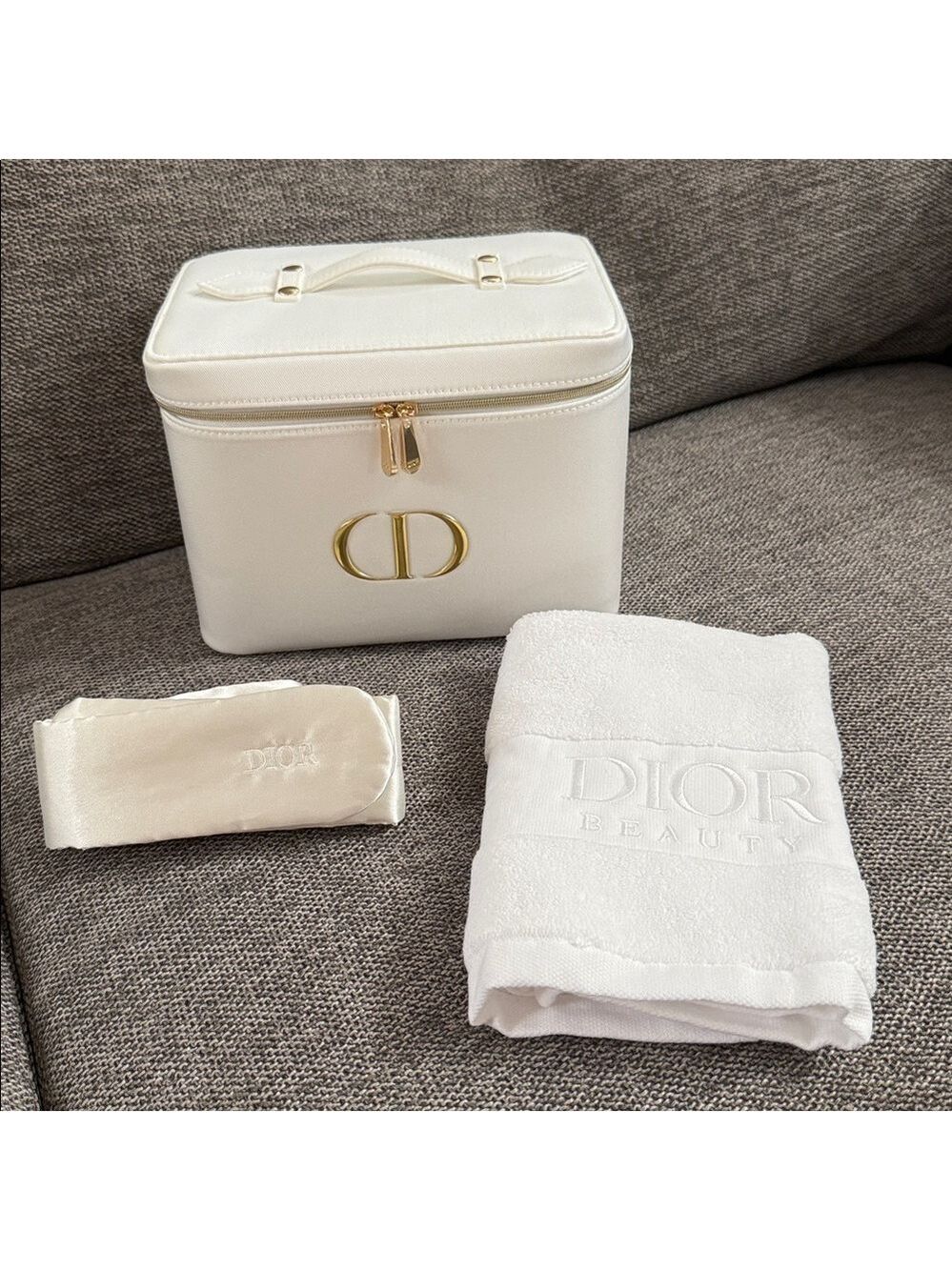DIOR Prestige Lifestyle Set White Vanity Pouch Cotton Face Towel - Picture 2 of 16